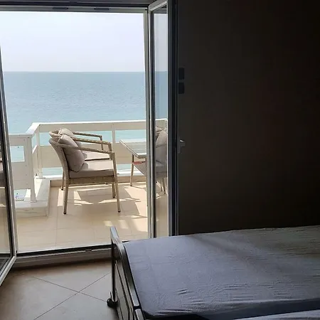 Luxury On The First Line ! アパート *